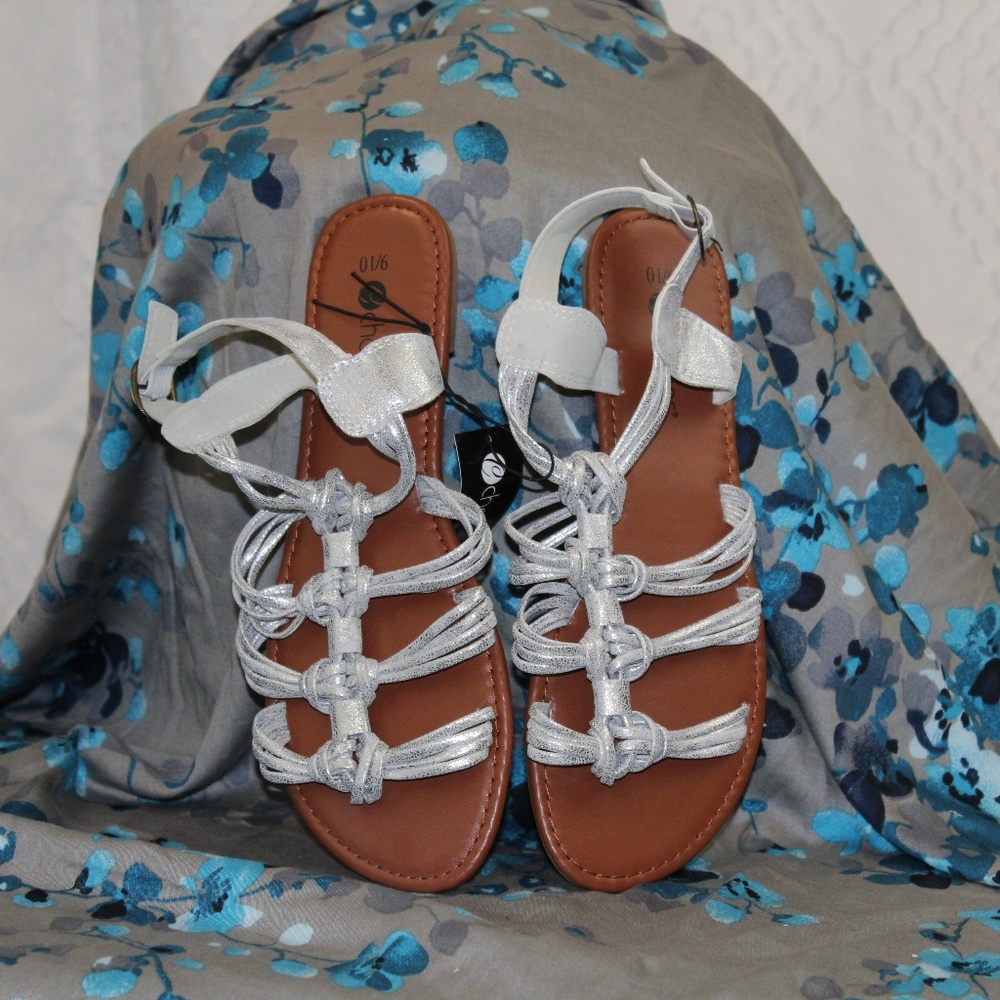 NWT Chatties Sole Searching Silver Sandals